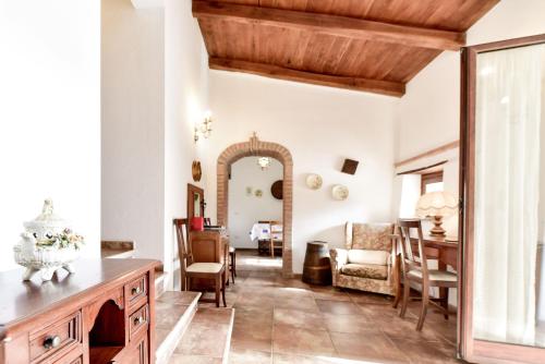 a living room with a wooden ceiling at Agriturismo Castello delle Fornaci in Arcidosso