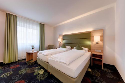 Llit o llits en una habitació de Best Western Blankenburg Hotel