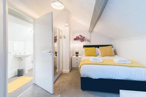 een slaapkamer met een groot bed en een wastafel bij DD Apartment 8 - Free Parking - Fast Wifi in Castle Donington