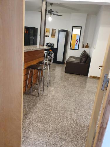 ロサリオにあるverdinegroのキッチンとバーとソファのあるリビングルーム