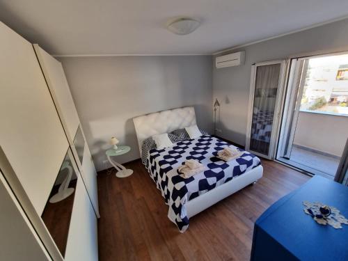um quarto com uma cama com um edredão preto e branco em Mediterraneo em Augusta