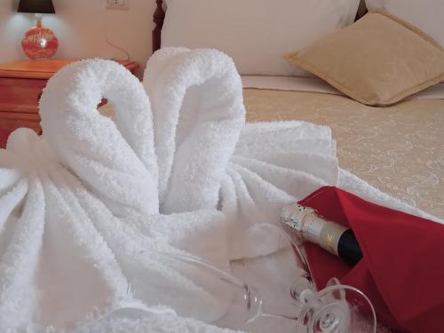 a pair of white swans sitting on a bed at Agriturismo L'Arco in Guarcino