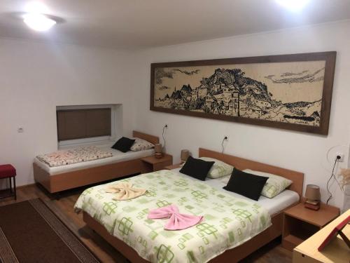 um quarto com duas camas e um quadro na parede em Prenoćište Gany em Jajce