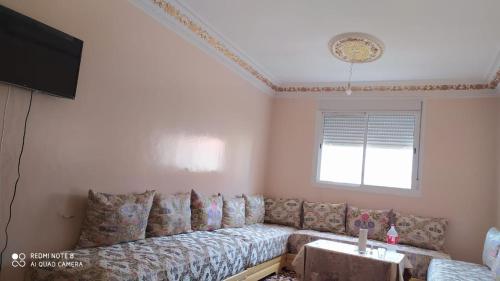 伊夫兰Groupe d'appartements Salwa的带沙发和电视的客厅