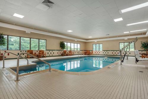 Piscina a Comfort Suites near Route 66 o a prop