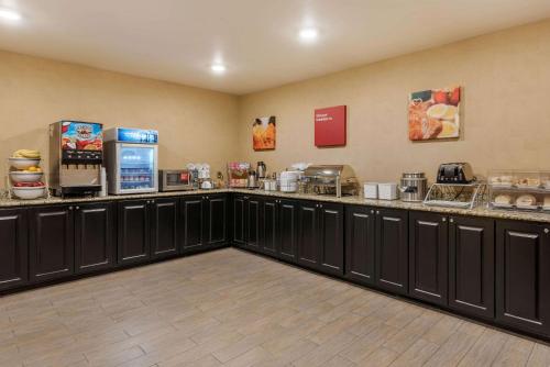een keuken met zwarte kasten en een aanrecht bij Comfort Suites near Route 66 in Springfield