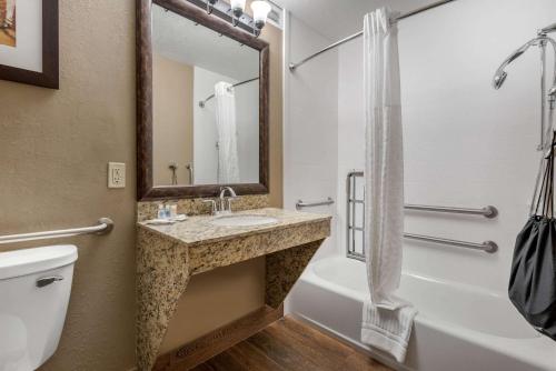 A bathroom at Comfort Suites near Route 66