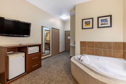 Un baño grande con bañera y TV de pantalla plana. en Comfort Inn & Suites Greenville I-70, en Greenville