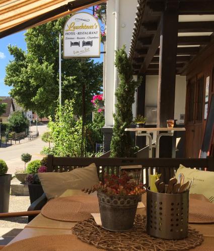 a table with flowers on it in front of a building at Leuchtners an der Rennbahn in Iffezheim