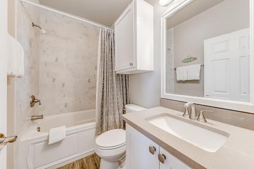 Bilik mandi di Eskridge Gem Unit A