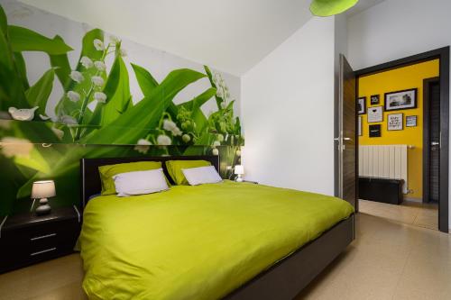 ein Schlafzimmer mit einem grünen Bett und einer Pflanzenwand in der Unterkunft Apartment David in Dračevac