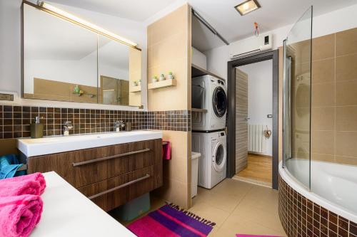 ein Badezimmer mit Waschbecken und Waschmaschine in der Unterkunft Apartment David in Dračevac