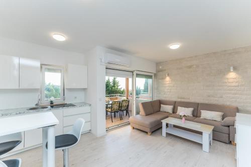 White Jasmine, sea view penthouse for 8