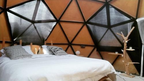 Postel nebo postele na pokoji v ubytování Tatooine Stars Camp