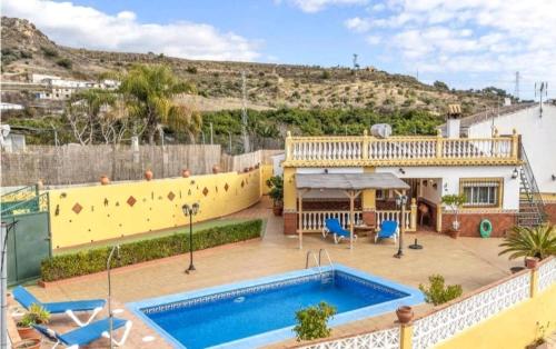 una casa con piscina en el patio trasero en cortijo Maria Gomez, en Málaga