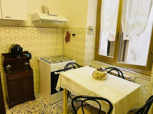 Salle de bains dans l'établissement Appartamento retrò-chic in La Spezia