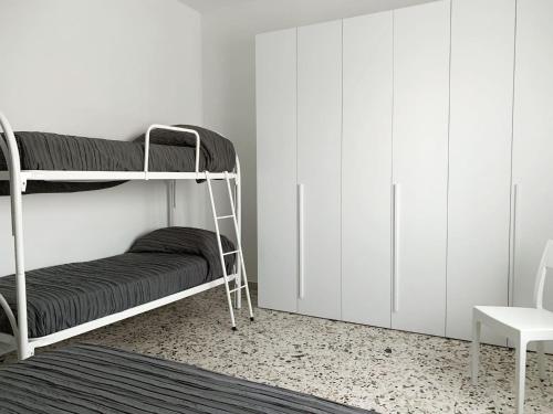 Una cama o camas cuchetas en una habitación  de Villa Ginevra