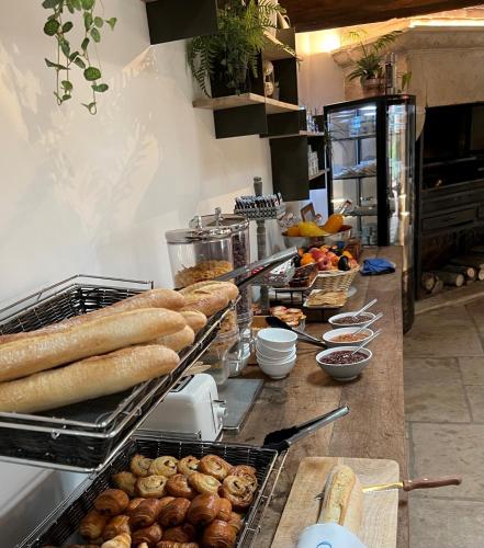 トゥールニュにあるHotel Village Motelのキッチン(カウンターにパンとペストリー付)