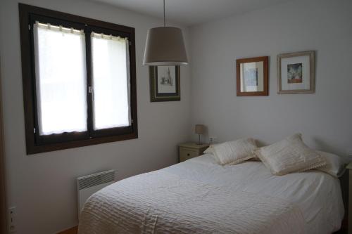 Giường trong phòng chung tại Apartamento con jardín en la Cerdanya