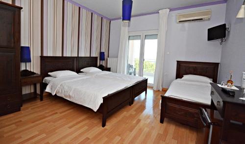 Кровать или кровати в номере Guesthouse Vissinokipos - Biker Friendly - Motorradhotel