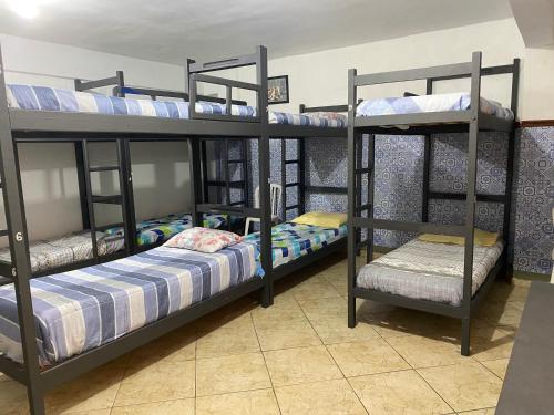 Ipanema Club Hostel tesisinde bir ranza yatağı veya ranza yatakları