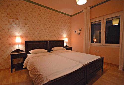 Кровать или кровати в номере Guesthouse Vissinokipos - Biker Friendly - Motorradhotel