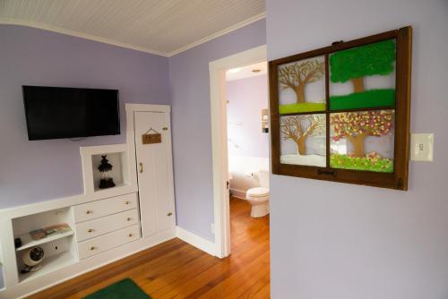 Televisyen dan/atau pusat hiburan di Garden Grove Inn Bed and Breakfast