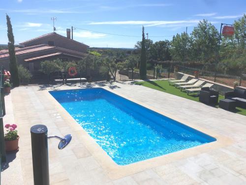 una piscina en el patio trasero de una casa en Casas Rurales Arribes Durii, en Formariz