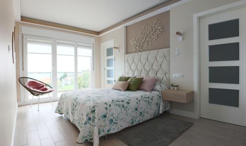 - une chambre avec un lit, une chaise et une fenêtre dans l'établissement CASA FEITIÑA: vistas al mar, moderna y funcional, à L'île d'Arousa