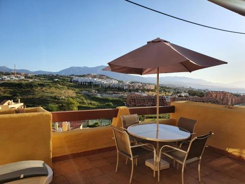 3 Bed Penthouse - Sleeps 8 - Pool - Sea View
