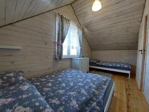 Ένα ή περισσότερα κρεβάτια σε δωμάτιο στο Domek Mani