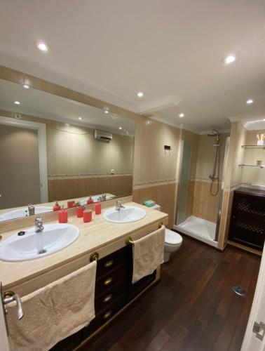 a bathroom with two sinks and a large mirror at AMPLIO PISO EN CENTRO DE TORRE DEL MAR in Torre del Mar
