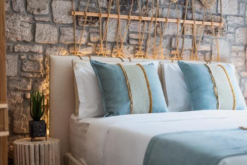 Ένα ή περισσότερα κρεβάτια σε δωμάτιο στο LemnosThea Luxury Villas