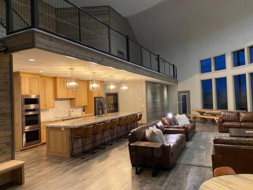 sala de estar amplia con sofás y cocina en Yellowstone DUAL-HOME Retreat! en Ashton