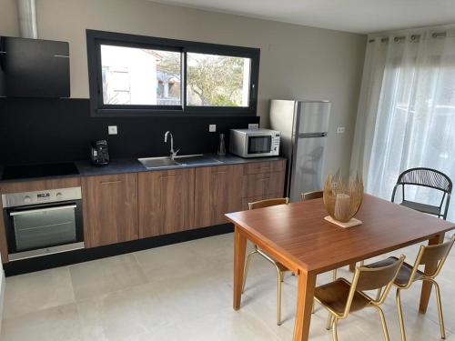 Kuchyňa alebo kuchynka v ubytovaní Appartement neuf et moderne au cœur de la Camargue
