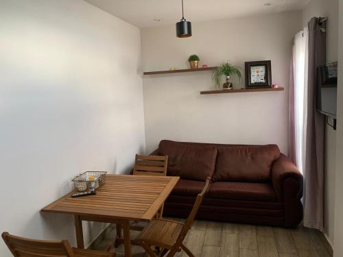 a living room with a couch and a table at Zona nuevo CAMPUS Universidad departamento independiente in Chihuahua