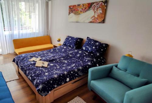 1 dormitorio pequeño con 1 cama y 1 sofá en Clara apartman en Csopak