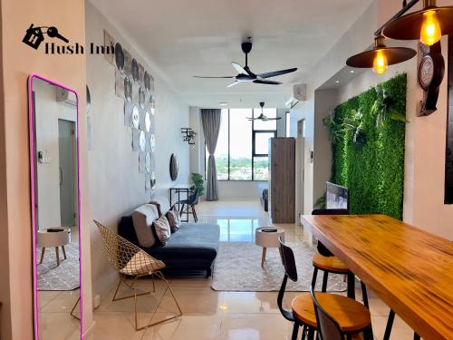 Televisyen dan/atau pusat hiburan di Hush Inn at ITCC Manhattan Suites