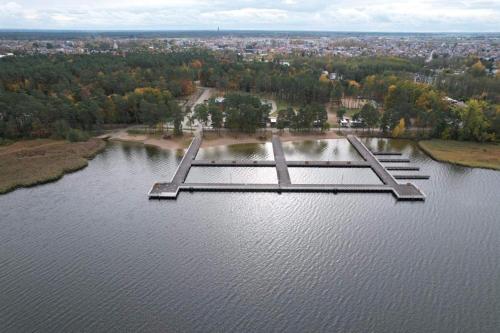 widok z powietrza na duży zbiornik wody w obiekcie Zarzecze 27A w mieście Augustów