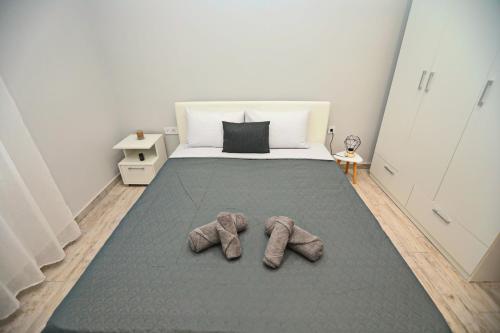 una camera con un letto e due paia di scarpe di Terranova a Kavala