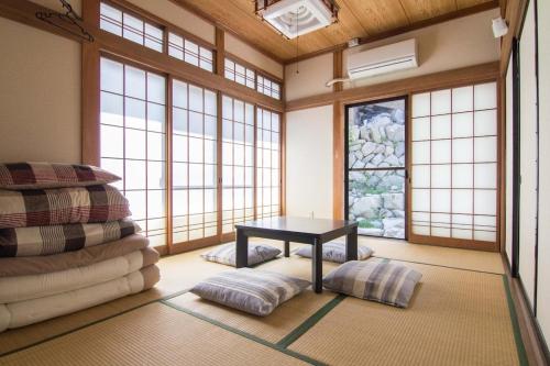 a room with a table and some windows at Siawase no yado - Vacation STAY 68283v in Fuefuki