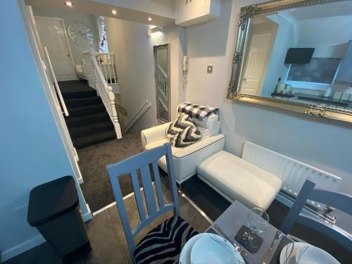 ein Bad mit einem Waschbecken und einem Spiegel in der Unterkunft “ Nicky’s Retreat! Warm and quirky seaside flat! in Porthcawl