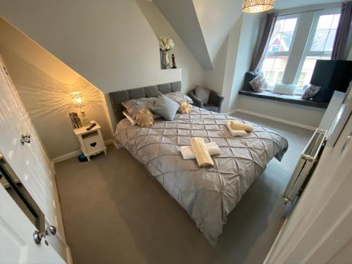 een slaapkamer met een bed met twee teddyberen erop bij “ Nicky’s Retreat! Warm and quirky seaside flat! in Porthcawl