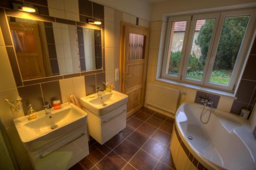 Koupelna v ubytování Cozy rustical house in the highland (entire place)