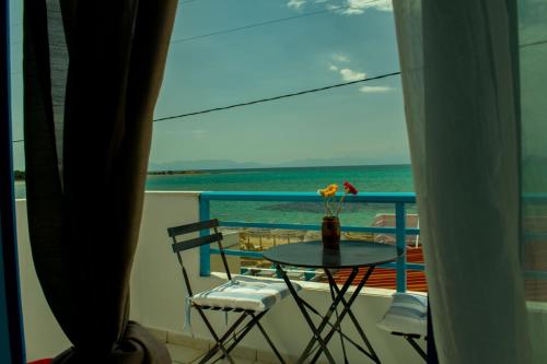 d'un balcon avec une table et une vue sur l'océan. dans l'établissement SOLE E MARE, à Elafonisos