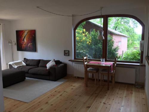 uma sala de estar com um sofá e uma mesa em Top Appartement 2 in Rosengarten/Hamburg em Rosengarten