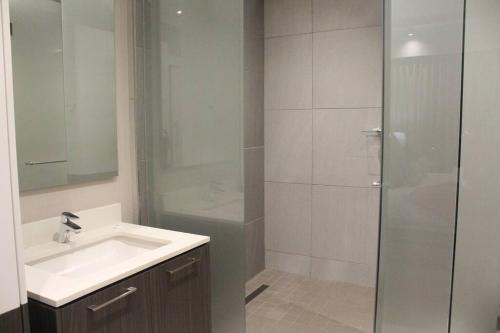 Ένα μπάνιο στο Menlyn Maine High Rise 1-Bedroom Luxury Apartment