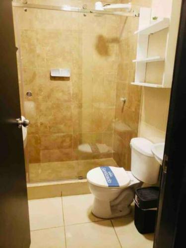 y baño con aseo y ducha. en Master Suite 2 Dormitorios, en Guayaquil
