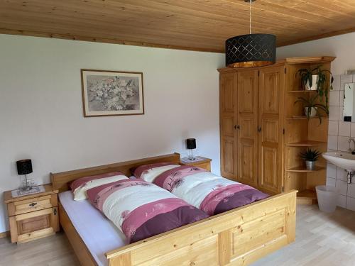 1 cama con 4 almohadas en una habitación en Ferienwohnung Peintnerhof en Innervillgraten