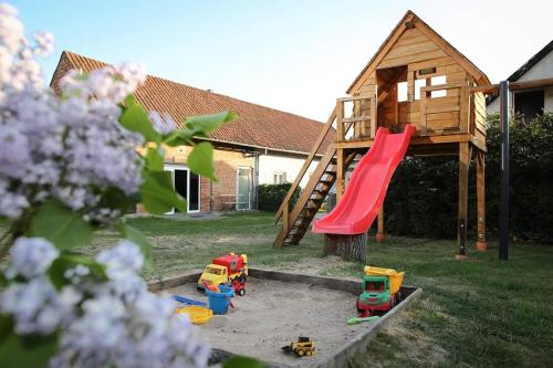 Ein Kinderspielbereich in der Unterkunft Poddasze ceglane - Warpuny-Mazury- 12 km od Mrągowa